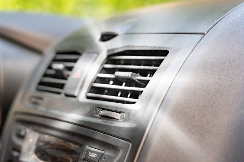 How does a car air conditioning work?