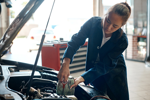 HOW TO KNOW IF YOUR CAR NEEDS AN OIL CHANGE